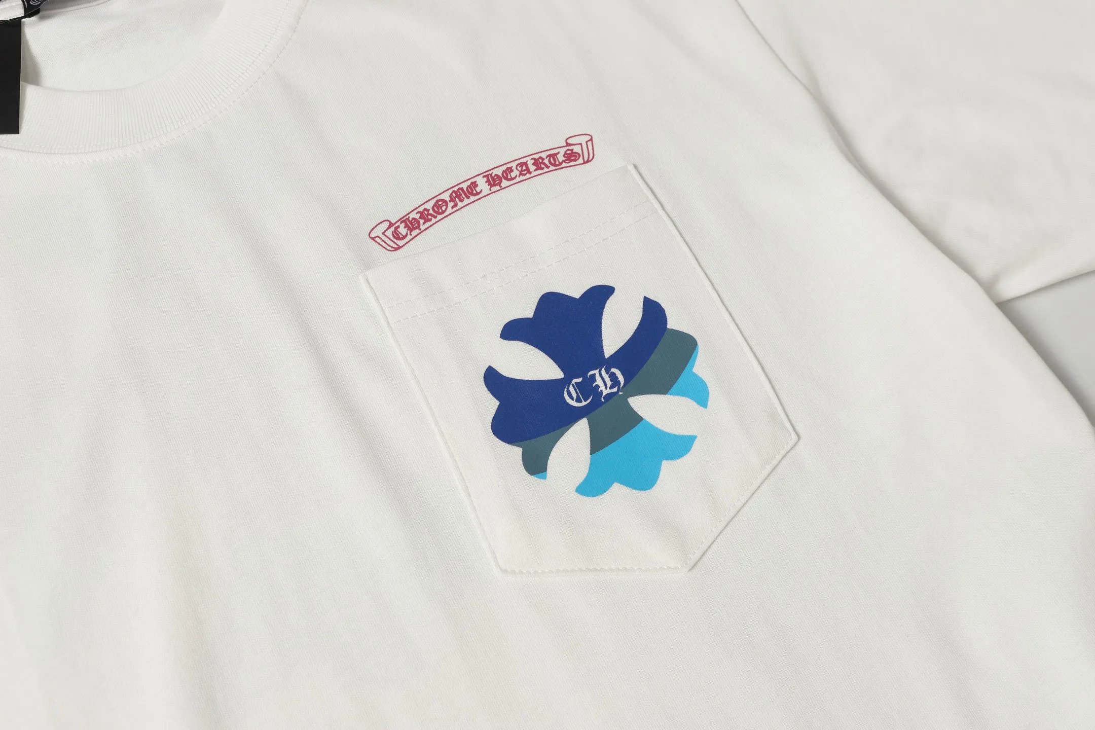 🅿️170 Chrome hearte/Chrome heart ch 25ss early spring Sanskrit horseshoe print short-sleeved T-shirt. A must-have item for daily commuting for men and women in light luxury. The correct version is welcome to compare. Detailed features: ·280g 100% cotton double yarn jersey fabric. ·Custom-dyed in the same cylinder, special thickened 32 pieces double-strand 1x1 thread. ·Double-needle cross-stitch technology. ·Original main mark washed tag. Color: black white. Size: XS-L